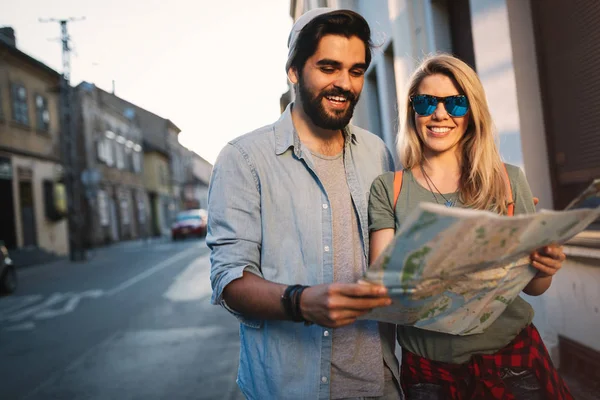 Sommarlov Dejting Och Turism Koncept Leende Par Med Karta Staden — Stockfoto