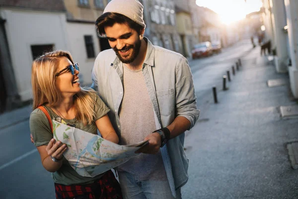 笑顔のカップルは 旅行し 市内で楽しみを持っています 夏休み デート 観光のコンセプト — ストック写真