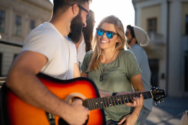 Gruppe Junger Freundinnen Hat Spaß Und Spielt Gitarre — Stockfoto