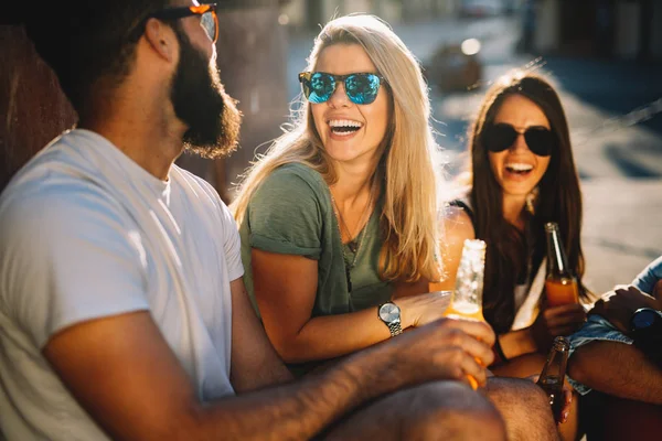 Groep Jonge Vrienden Glimlachend Praten Plezier Samen — Stockfoto