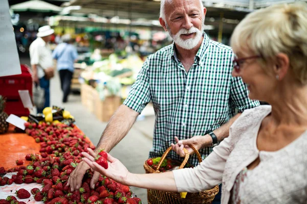 Souriant Couple Personnes Âgées Achetant Des Légumes Des Fruits Marché — Photo