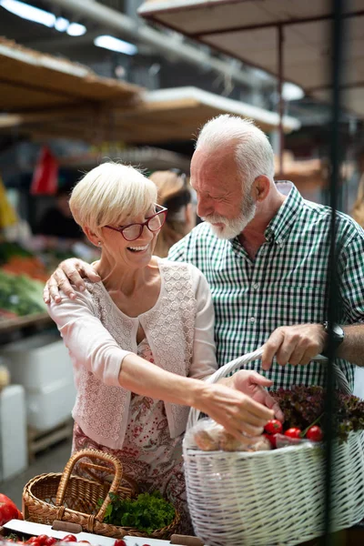 Apenas Melhores Frutas Legumes Casal Sênior Bonito Comprar Alimentos Frescos — Fotografia de Stock