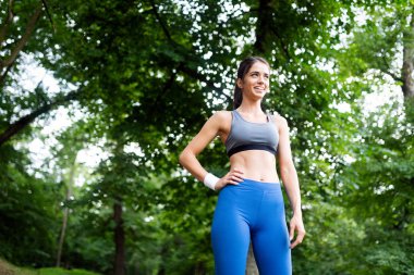 Koşu egzersiz açık bir parkta genç mutlu kadın