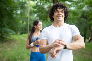 Güzel çift doğa yaşam sağlıklı çalışan koşu