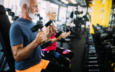 Hayati yaşlı çift helathy kalmak için spor salonunda egzersiz