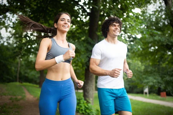 Młoda Kobieta Szczęśliwa Robi Ćwiczenia Odkryty Parku Jogging — Zdjęcie stockowe