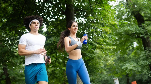 若い人たちは健康を維持するために自然の中でジョギングや運動 — ストック写真