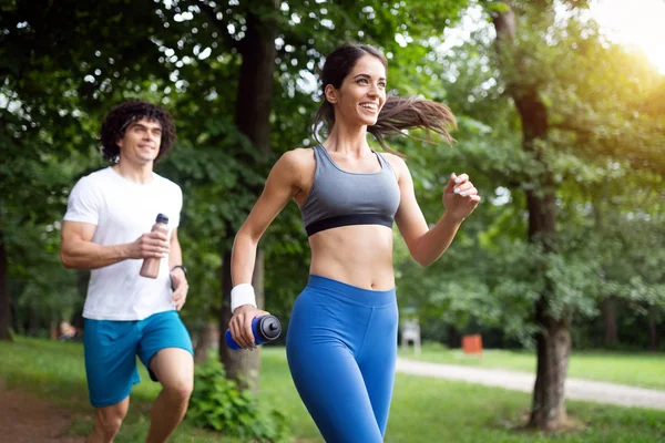 Gelukkige Paar Hardlopen Joggen Samen Natuur — Stockfoto