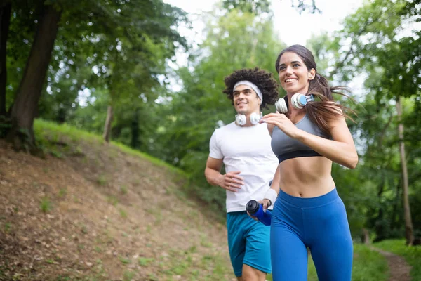 Fitness Sport Vriendschap Lifestyle Concept Glimlachend Paar Uitoefenen Buiten Natuur — Stockfoto