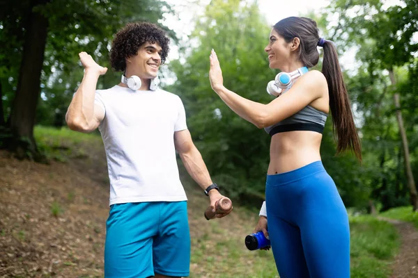 Jovens Correr Exercitar Natureza Para Manterem Saudáveis — Fotografia de Stock