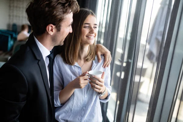 Gelukkige Jonge Zakenmensen Formeel Gekleed Flirten Café — Stockfoto