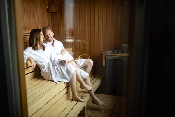 Menschen Genießen Die Gesundheitlichen Vorteile Der Sauna Wellnesshotel — Stockfoto