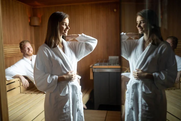 Menschen Genießen Die Gesundheitlichen Vorteile Der Sauna Und Entspannen — Stockfoto