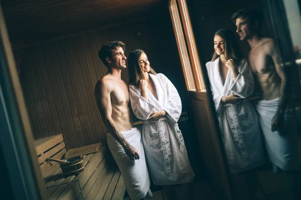 Hermosa Pareja Joven Relajándose Sauna Preocupándose Por Salud Piel —  Fotos de Stock