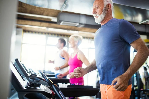 Orang Dewasa Berjalan Atas Treadmill Klub Kesehatan — Stok Foto