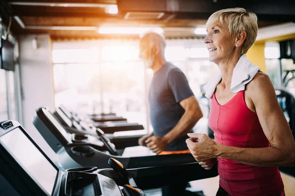 Spor Salonunda Çekici Uygun Olgun Kadın Görüntü — Stok fotoğraf