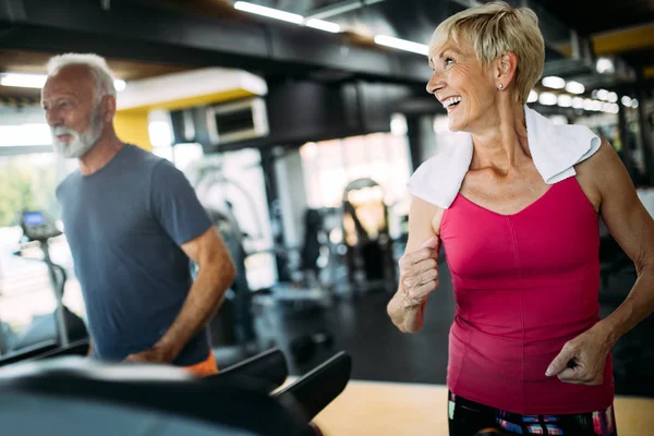 Sağlıklı kalmak için çalışma dışarı olgun sportif çift uygun