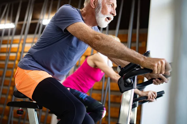 Çift Sağlıklı Kalmak Için Spor Salonunda Egzersiz Kıdemli Uygun — Stok fotoğraf