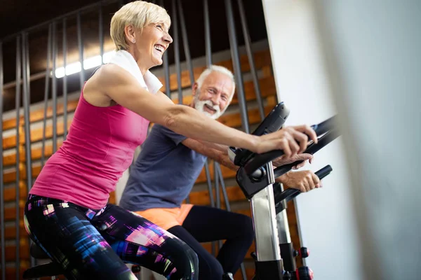 Gente Madura Feliz Haciendo Ejercicios Gimnasio Para Mantenerse Forma — Foto de Stock