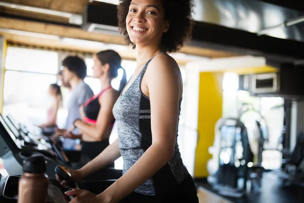 Spor Salonunda Neşeli Genç Fitness Takımının Resmi — Stok fotoğraf