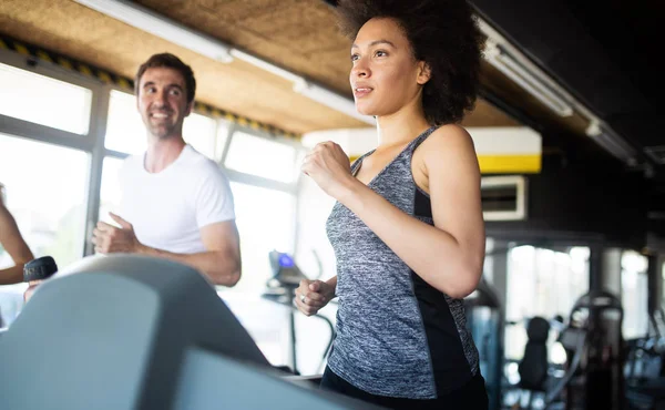 Gruppe Von Menschen Die Modernen Fitnessstudios Trainieren — Stockfoto