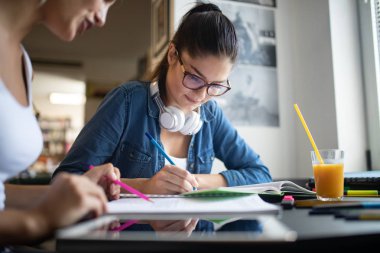 Üniversite kampüsünde birlikte okuyan arkadaşlar mutlu Grup