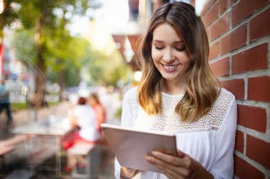 Güzel esmer kadın çalışmak, serbest çalışmak, blog yazmak, çalışmak, alışveriş yapmak için not defteri kullanıyor.
