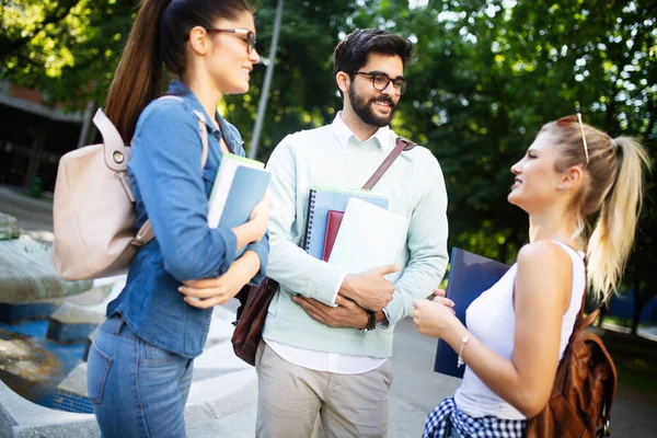 Feliz Grupo Amigos Que Estudian Juntos Campus Universitario — Foto de Stock