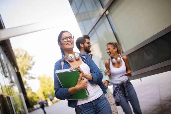 Jóvenes Estudiantes Universitarios Felices Estudiando Juntos Grupo Personas Multirraciales Universidad — Foto de Stock