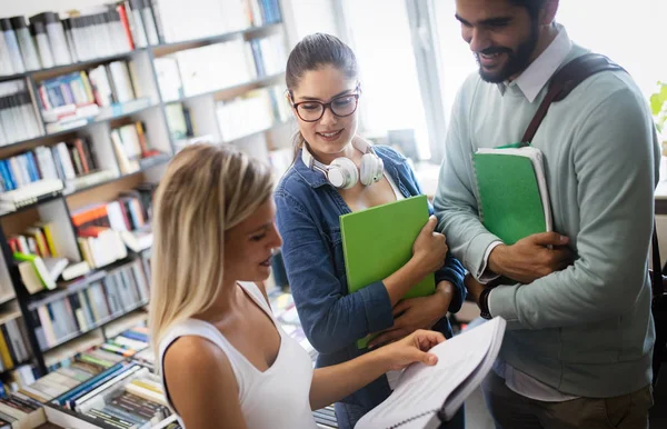 Grupo Feliz Estudantes Amigos Estudando Aprendendo Juntos Faculdade — Fotografia de Stock