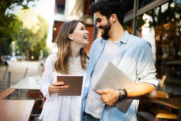 Junges Paar Oder College Student Mit Laptop Computer Notebook Arbeiten — Stockfoto