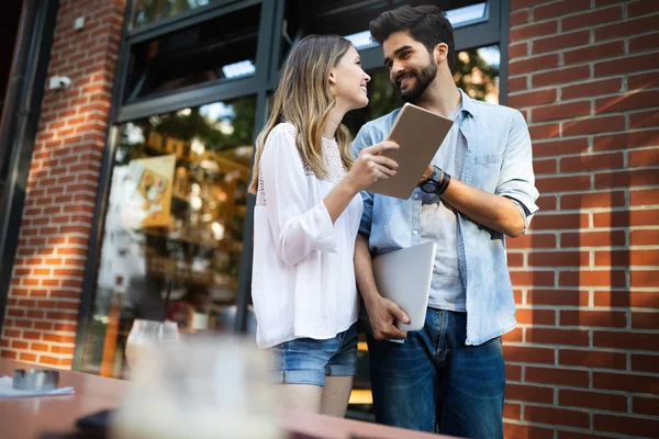 Reizen Vakantie Technologie Vriendschap Concept Glimlachend Gelukkig Paar Met Tablet — Stockfoto