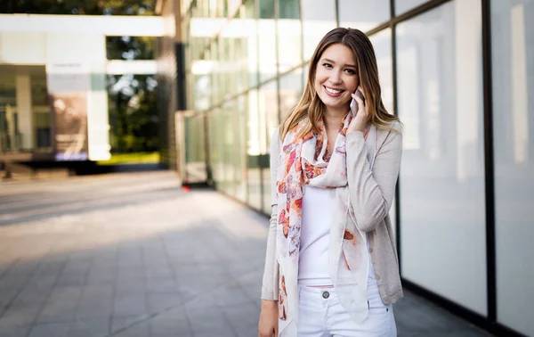 Vakker Stilig Smilende Kvinne Som Går Snakker Mobiltelefon – stockfoto