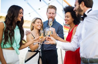 Eğlenceli ve grup toplama kutluyor mutlu arkadaş grubu