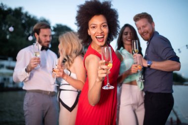 Eğlenceli ve grup toplama kutluyor mutlu arkadaş grubu