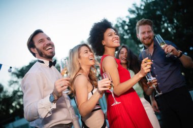 Eğlenceli ve grup toplama kutluyor mutlu arkadaş grubu