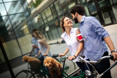 Güzel romantik çift köpek ve bisikletler ile şehirde dinlenme yaşıyor