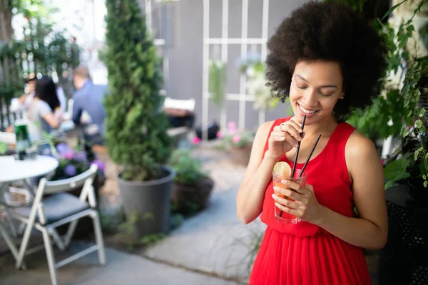 Lifestyle Modeporträt Einer Schwarzen Frau Die Mit Alkohol Auf Der — Stockfoto