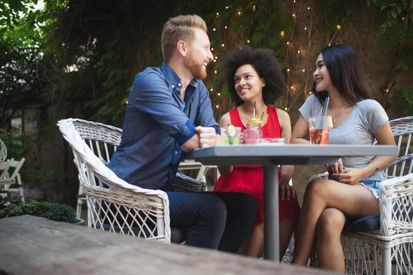 Divers Groupes Amis Heureux Amuser Parler Sourire Dans Café Plein — Photo