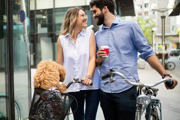 Beau Couple Romantique Repose Dans Ville Avec Chien Vélos — Photo