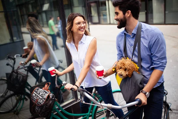 Schönes Junges Paar Das Hunde Und Fahrräder Freien Der Stadt — Stockfoto