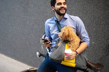 Yaşam tarzı, iletişim ve insan konsepti. Şehir sokakta bisiklet ve akıllı telefon ile genç adam