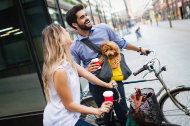 Çekici kadın ve yakışıklı adam birlikte köpek ve bisikletler ile vakit geçirmek