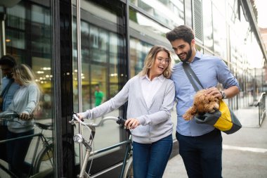 Güzel genç çift yürüyüş köpekler ve bisiklet açık havada içinde şehir