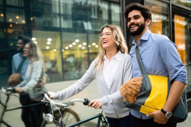 Çekici kadın ve yakışıklı adam birlikte köpek ve bisikletler ile vakit geçirmek