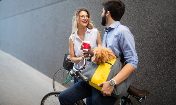 Romantisches Glückliches Verliebtes Paar Genießt Seine Zeit Mit Hund Freien — Stockfoto