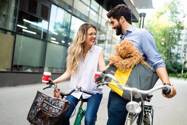 Schönes Romantisches Paar Erholt Sich Der Stadt Mit Hund Und — Stockfoto