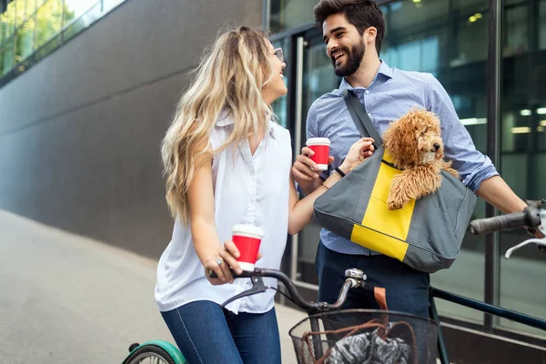 Jeune Couple Balade Vélo Par Une Journée Ensoleillée Ville Avec — Photo