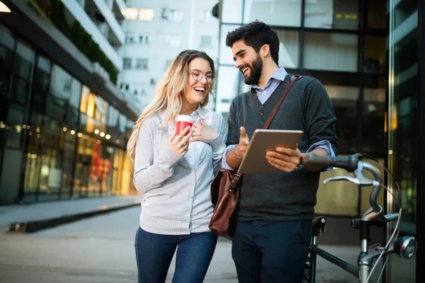 Glad Ungt Par Med Digital Tablett Tillsammans Och Leende Utomhus — Stockfoto