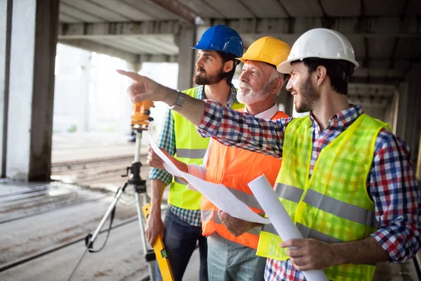 Engenheiro Capataz Trabalhador Discutindo Trabalhando Canteiro Obras — Fotografia de Stock